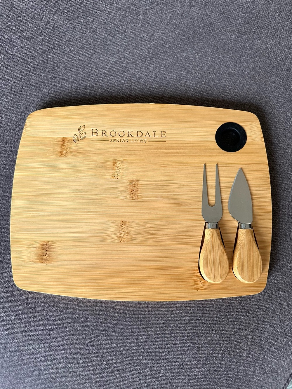 Brand New Wood Cheese Board w/ Magnetic Utensils - Great for Picnics! or Home 🍷🧀